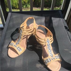 Jessica Simpson Tan transparent beads accents.Wedge Sandals. Hill 2 1/2. Sz. 7.5